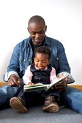 Glastonbury-Family-reading-together,-Colac-Let-s-Read.jpg